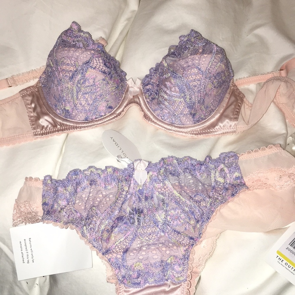 NEVER WORN LINGERIE SET